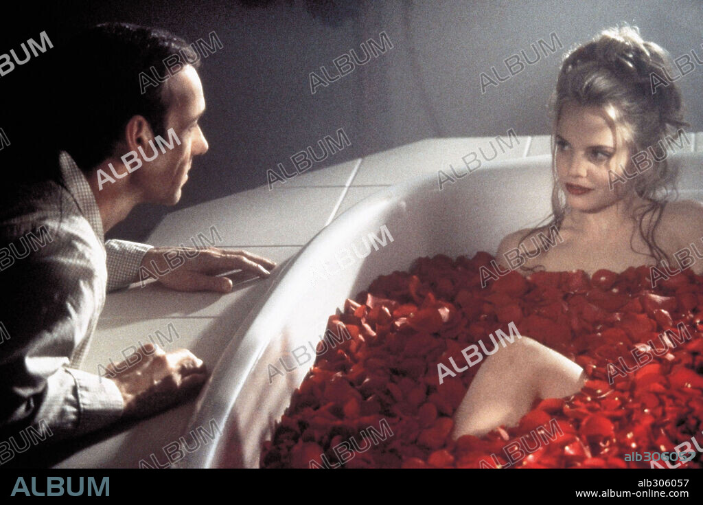 KEVIN SPACEY and MENA SUVARI in AMERICAN BEAUTY, 1999, directed by SAM MENDES. Copyright TM & DREAMWORKS / SEBASTIAN, LOREY.