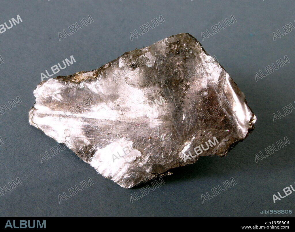 MICA POTASICA. La especie más común del grupo de las micas. Conocida también con los nombres de MICA BLANCA o PICA MOSCOVITA.