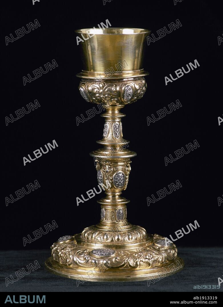 ARTE BARROCO. ESPAÑA. CALIZ en plata sobredorada (27,8cm x 16cm x 16cm). Obra datada en el año 1647 y que se corresponde con el modelo generalizado por la platería hispánica del siglo XVII. Basílica de Santa Maria del Mar. Barcelona. Cataluña.