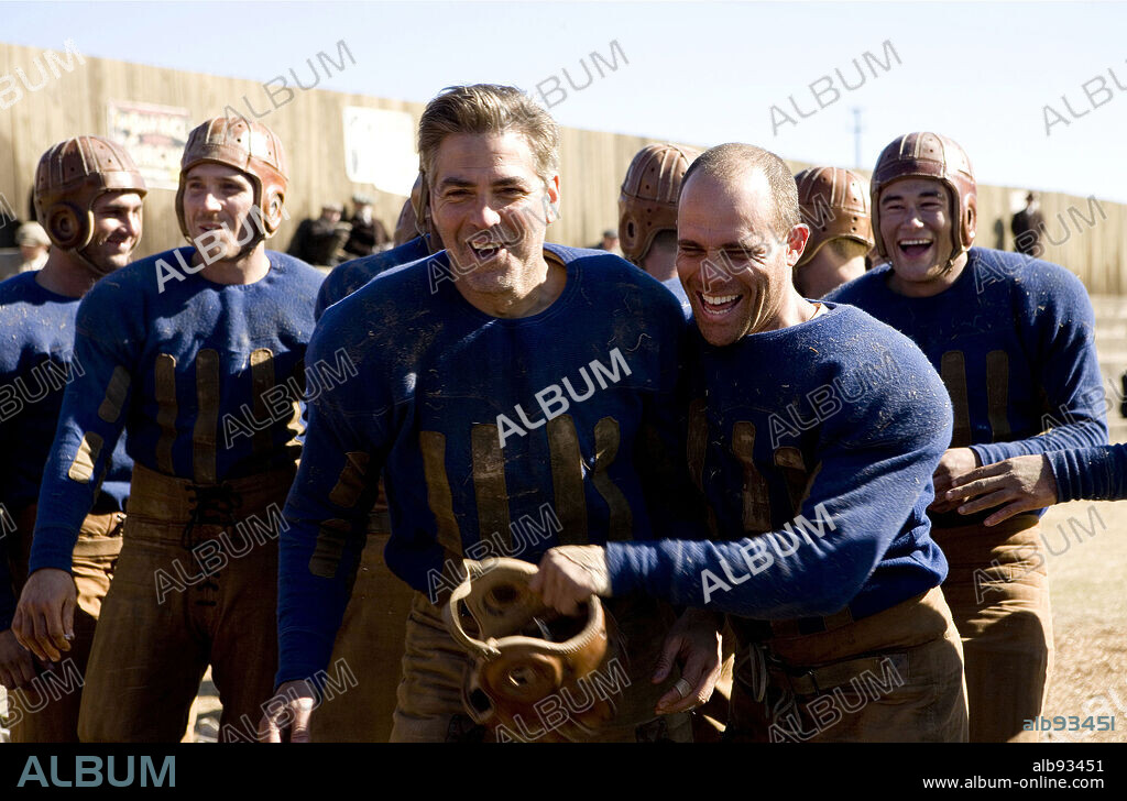 GEORGE CLOONEY, MATT BUSHELL y NICK PAONESSA en ELLA ES EL PARTIDO, 2008 (LEATHERHEADS), dirigida por GEORGE CLOONEY. Copyright CASEY SILVER PRODUCTIONS/OUTLAW PROD/SMOKE HOUSE / GORDON, MELINDA SUE.