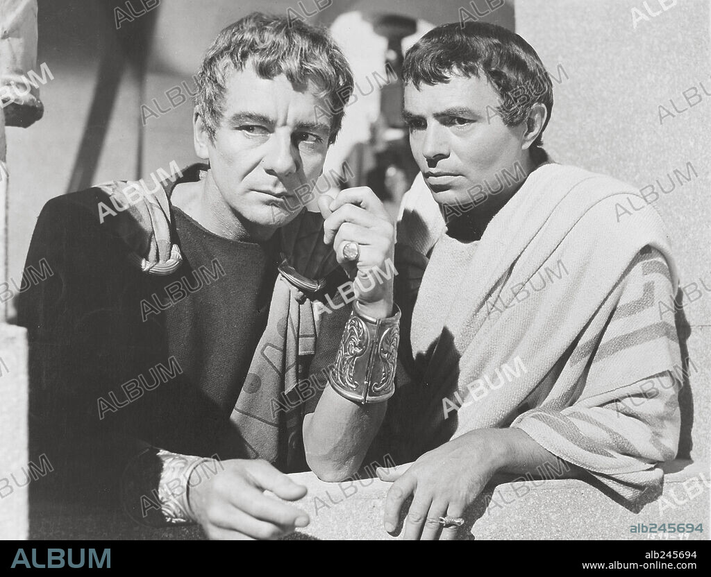 BRUTO MARCO JUNIO 85/42 AC, JOHN GIELGUD and JAMES MASON. JAMES MASON and JOHN GIELGUD in JULIUS CAESAR, 1953, directed by JOSEPH L. MANKIEWICZ. Copyright M.G.M.
