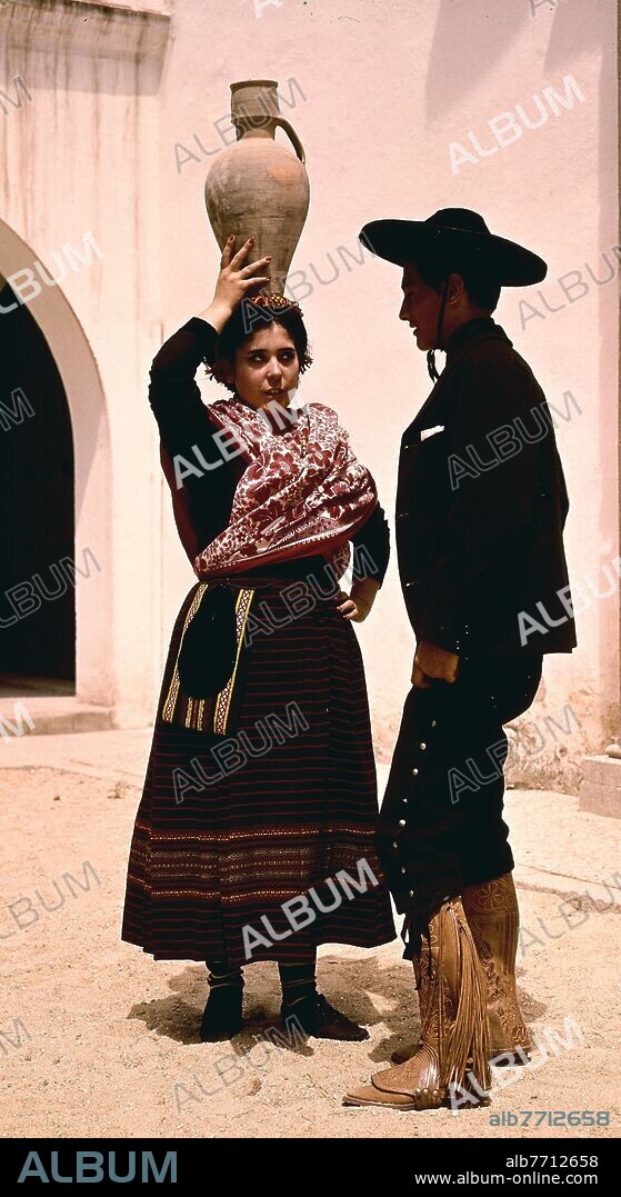 TRAJE REGIONAL PAREJA DE ALBURQUERQUE (BADAJOZ).