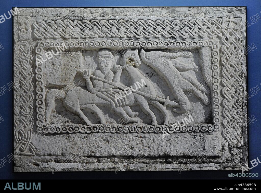 Relieve en la iglesia de Santa María y Zrnovnica. Muestra una escena de la mitología eslava antigua. Dios Perun (jinete) luchando contra el dios Veles (oso). Es la única representación conocida en la palabra eslava, siglo VIII. Museo de los Monumentos Arqueológicos Croatas. Split. Croacia.