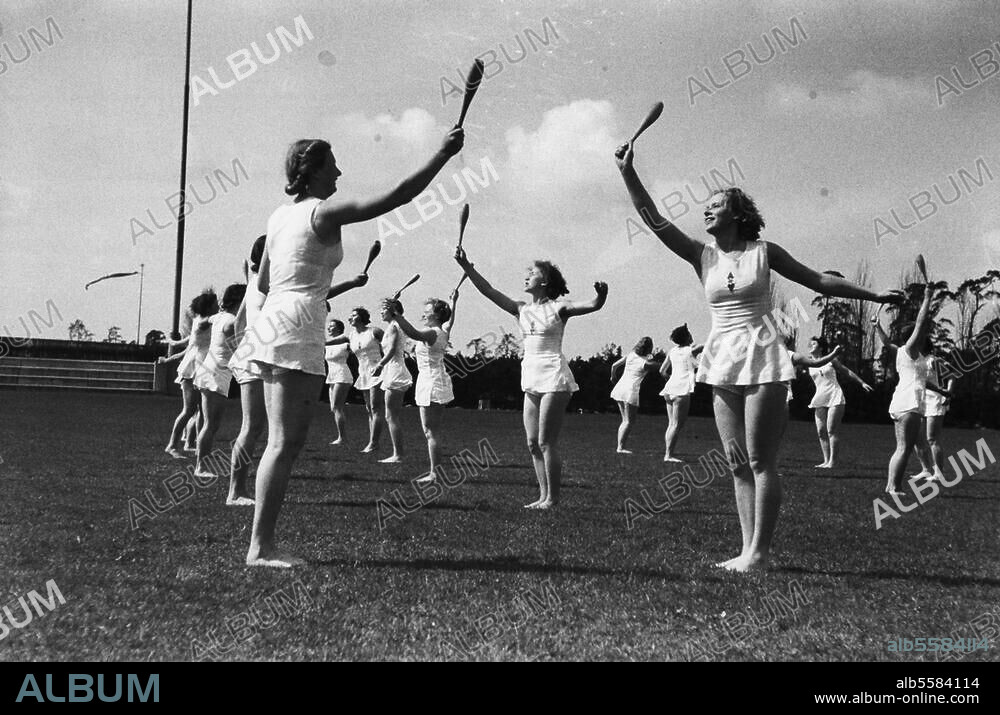 Sport / Gymnastik. Sportliche Vorführungen für die Ehrengäste zu Hitlers 50. Geburtstag auf dem Reichssportfeld, Berlin, 20. April 1939: BDM-Mädels beim Keulenschwingen auf dem Hindenburg-Platz. Foto.