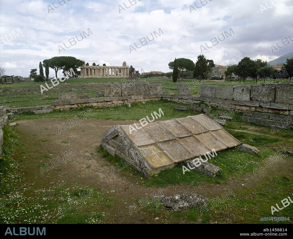 ARTE GRIEGO. MAGNA GRECIA. ITALIA. PAESTUM (antigua ciudad griega de Poseidonia o Posidonia). Vista de Sepulcro o HEROON, erigido en honor del fundados de la ciudad. Fechado en el siglo VI a. C. Provincia de Salermo. Campania. Sur Italia. Europa.