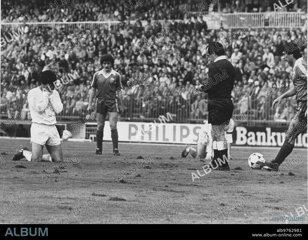 11 abril 1981. Juanito se lamenta, de rodillas, ante el árbitro en el partido Real Madrid 2, Real Zaragoza 0.