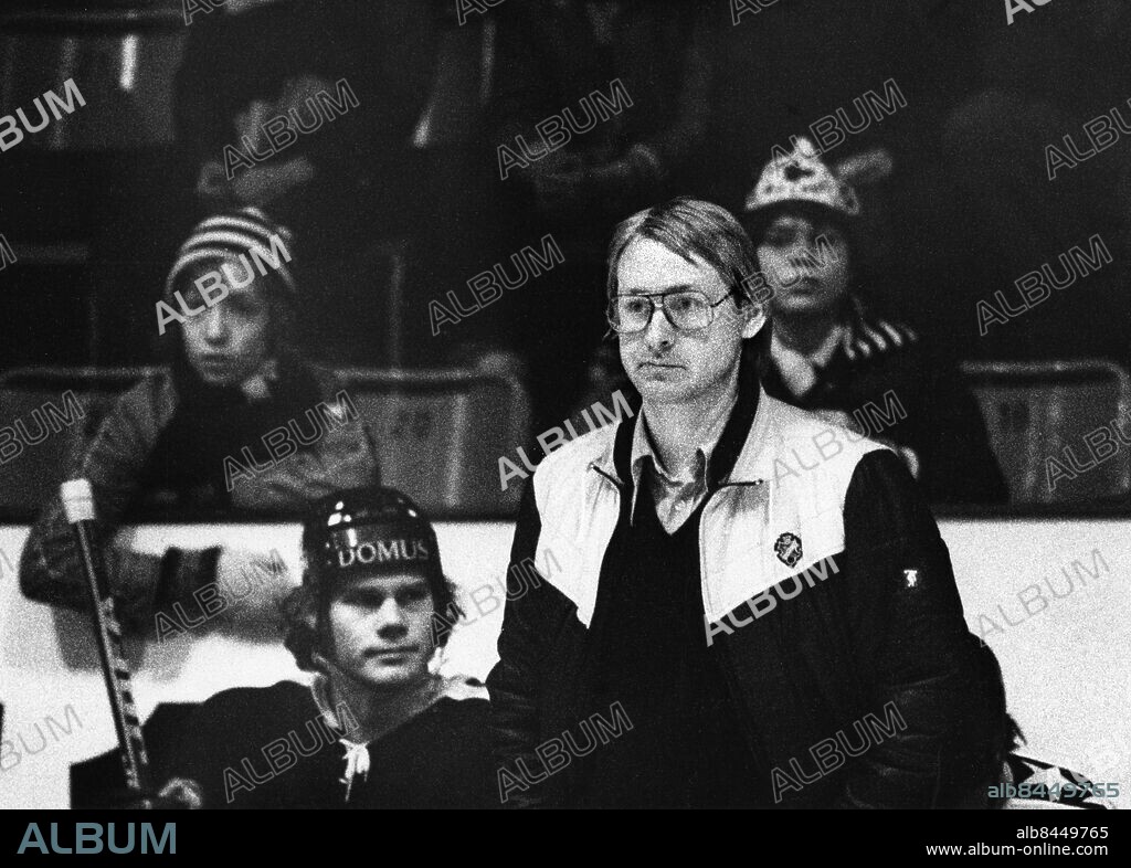 ARKIV 1977-02-13. AIK:s tränare Anders "Ankan" Parmström i båset i en elitsriematch i ishockey mellan AIK och Västra Frölunda på Johanneshovs Isstadion i Stockholm 13:e februari 1977. Matchen slutade 4-4. Foto: Jan Düsing / XP / SCANPIX / Kod: 12. **AFTONBLADET OUT**.