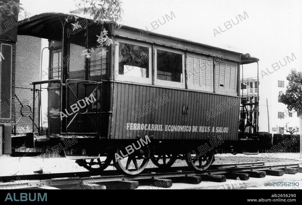 Vagón de ferrocarril económico de Reus a Salou. Foto Cuyás. Años 1950.