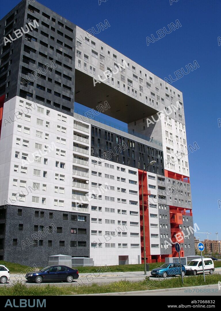 BLANCA LLEO FERNANDEZ (1959-) Y ESTUDIO MVRDV. EDIFICIO MIRADOR EN SANCHINARRO - 2004.