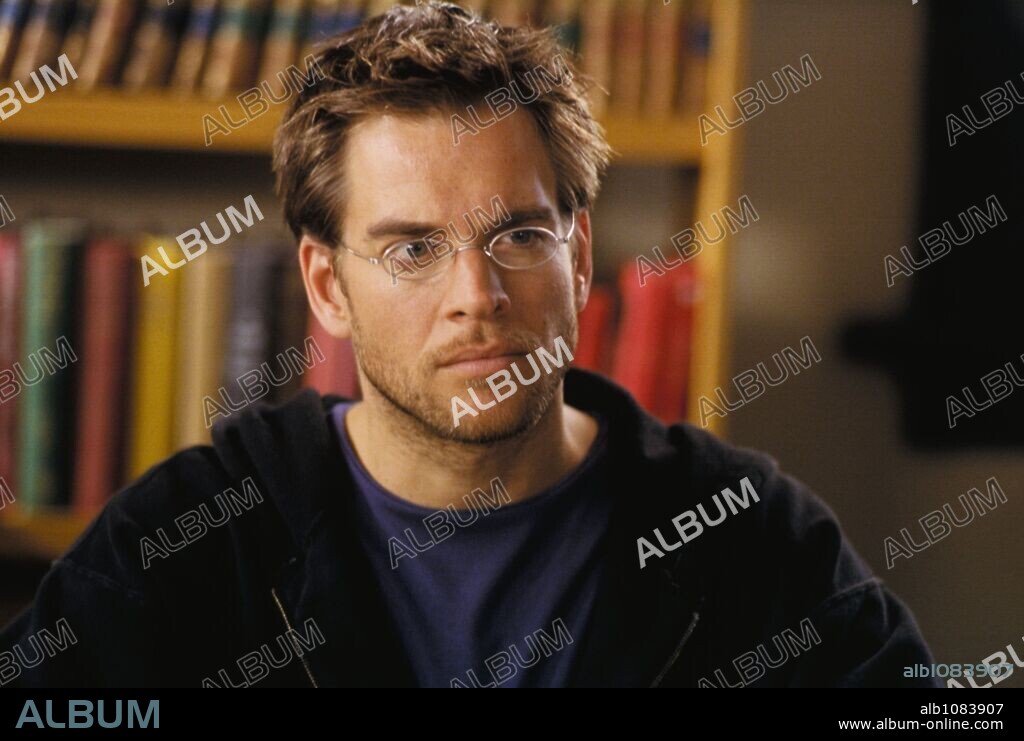 MICHAEL WEATHERLY in DARK ANGEL, 2000 (DARK ANGEL-TV). Copyright 20TH CENTURY FOX TV.