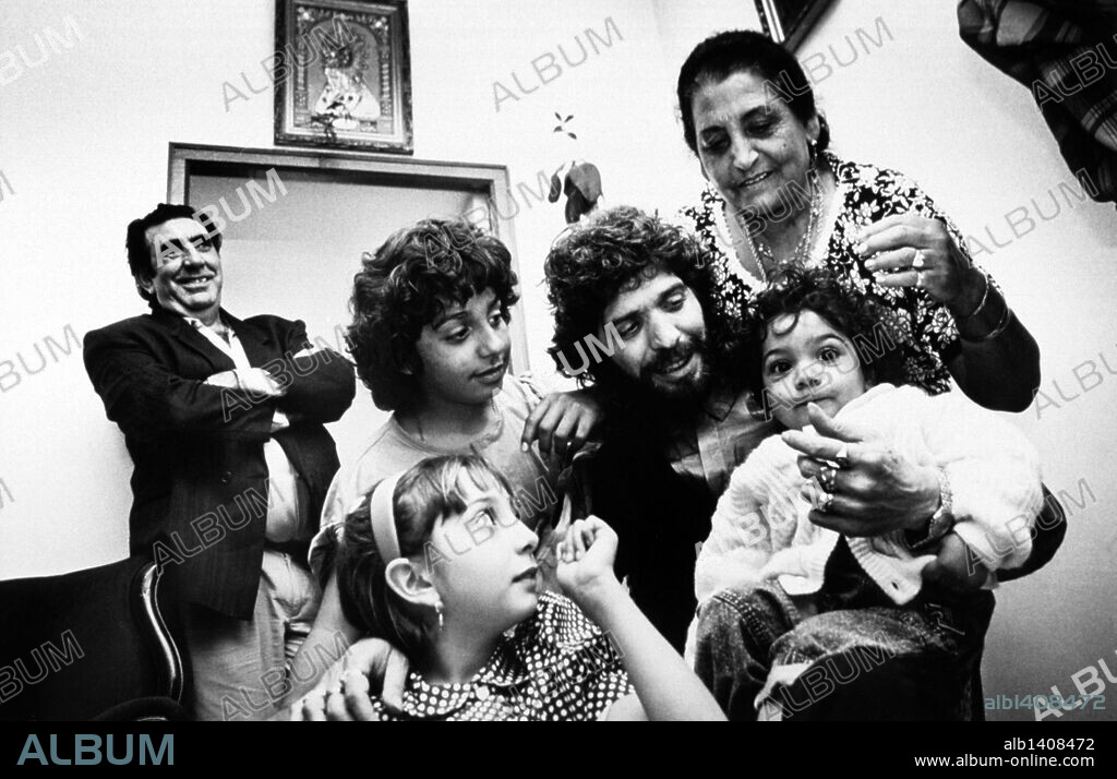 Camarón en su casa de La Línea con sus hijos Luis, José y Rocío. Y sus suegros Diego Montoya y Dolores Jiménez.