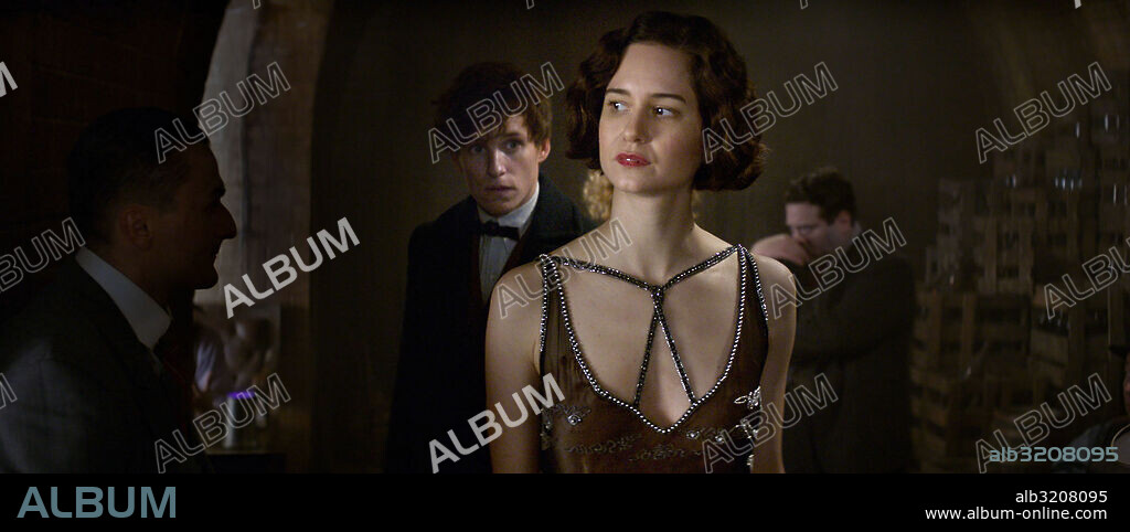 EDDIE REDMAYNE et KATHERINE WATERSTON dans FANTASTIC BEASTS AND WHERE TO FIND THEM 2016 realise par DAVID YATES. Copyright WARNER BROS PICTURES. Album alb3208095