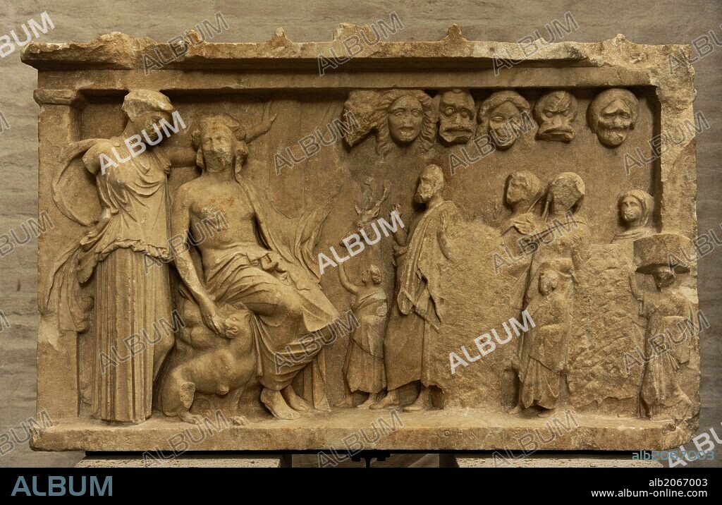 ARTE GRIEGO. Estela votivo. Procesión sacrificial a Dioniso y Artemisa por la victoria en un concurso de teatro, como lo indican las máscaras de la comedia griega. Ofrenda votiva alrededor de 360 a. C. Glyptothek. Munich. Europa.