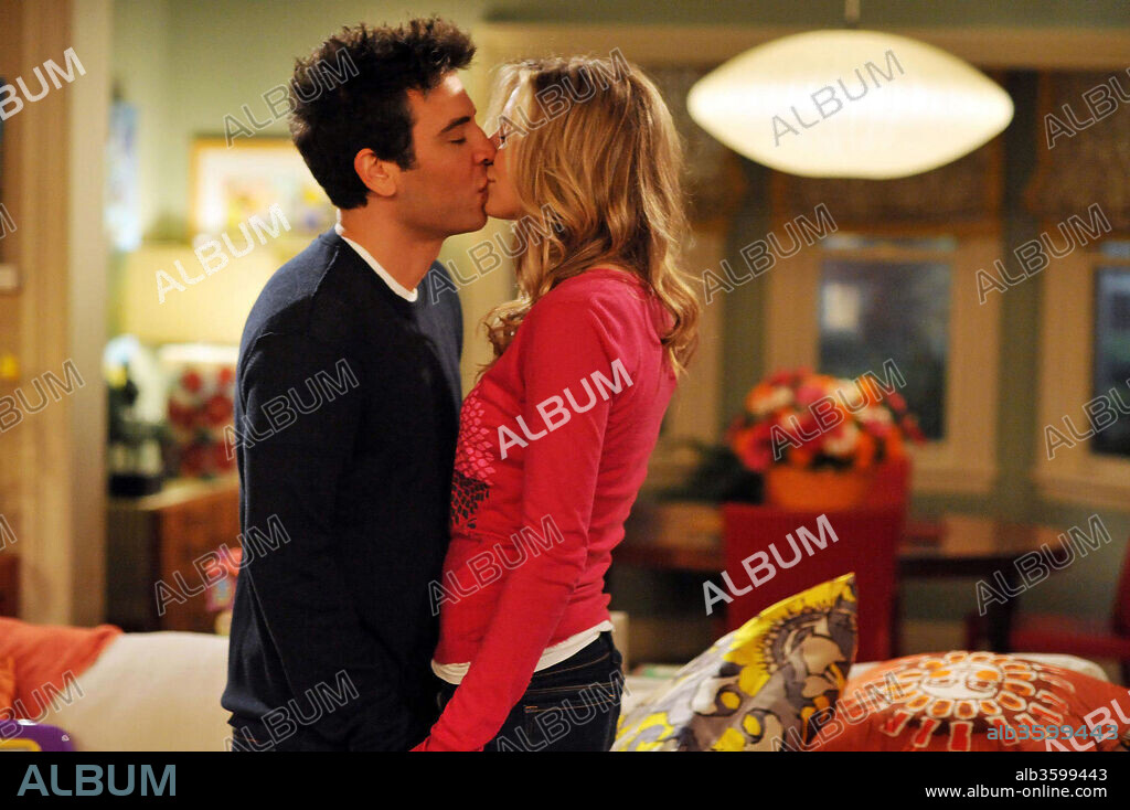 JOSH RADNOR and SARAH CHALKE in HOW I MET YOUR MOTHER, 2005. Copyright 20TH CENTURY FOX TELEVISION/BAYS THOMAS PRODUCTIONS.