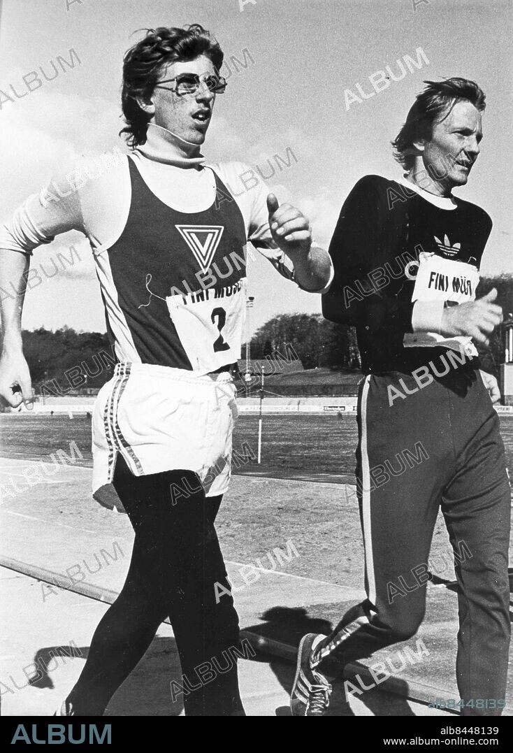 GÖTEBORG 1977-03-26.. Här går Bengt Simonsen i mål decimetern före Daniel Björklund. *** Local Caption *** GP Foto: Harry Niocolaisen / Kamerareportage / TT / Kod: 2524.