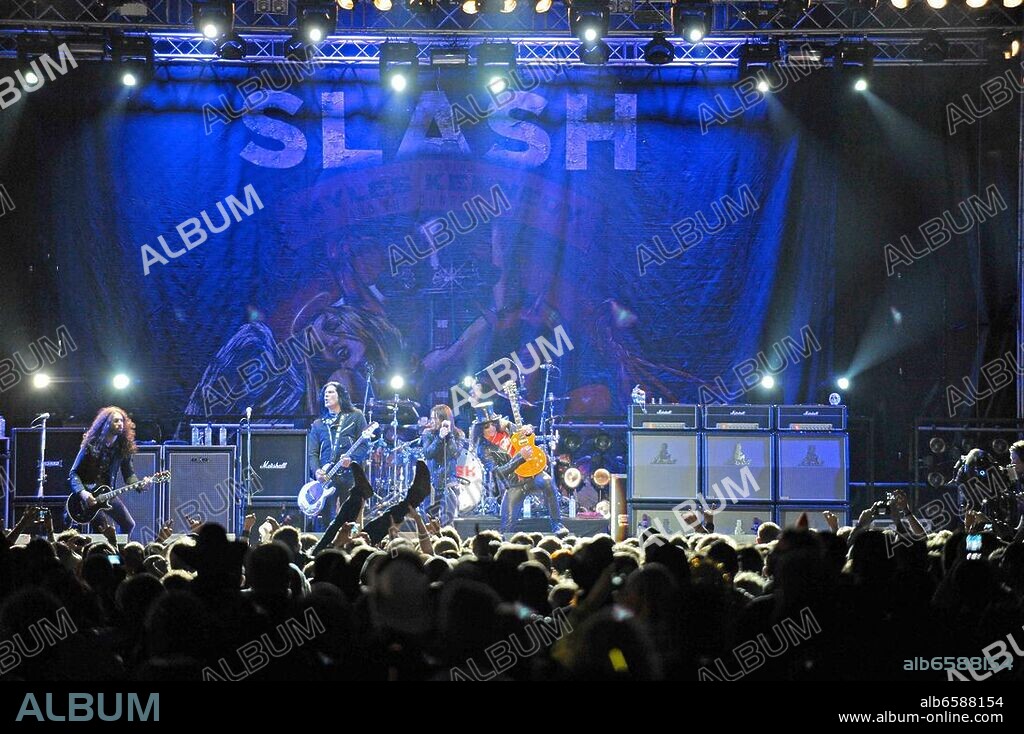 Slash feat. Myles Kennedy - der britisch-amerikanische Rockmusiker, eigentlich Saul Hudson mit Alter Bridge Saenger Kennedy und seiner Band the Conspirators beim Reload Festival 2012 in Sulingen vom 1.