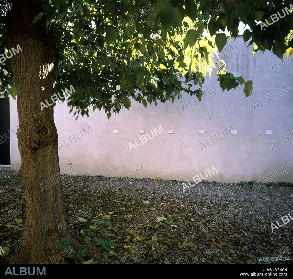 EVA MARISALDI. HOMBRE Y AGUA - 2003 - 12 BAJORRELIEVES EN ESCAYOLA PEGADOS EN LA PARED DE UNO DE LOS PATIOS DE LA CARTUJA DE SEVILLA - 10x15.