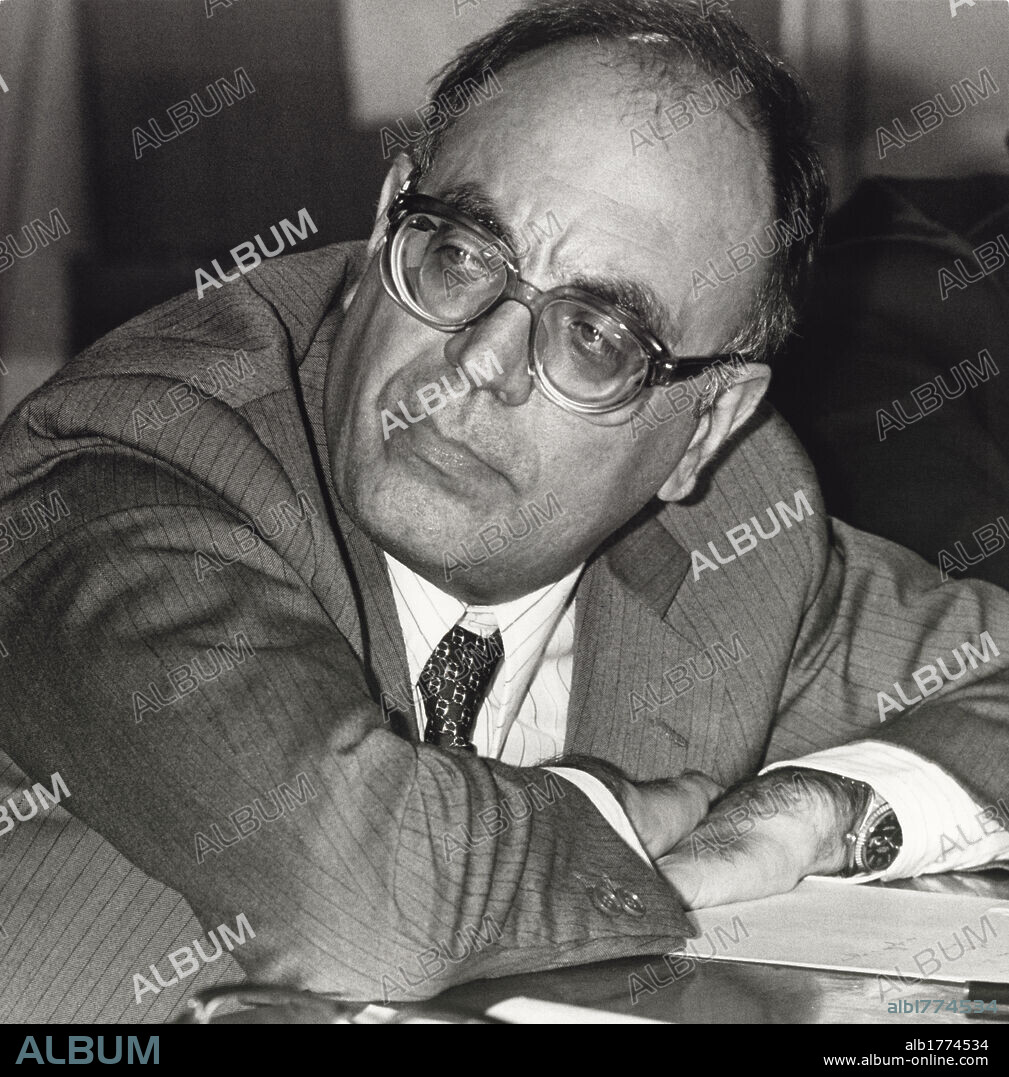 Rino Formica. Close up of the PSI senator Salvatore Formica, known as Rino, sat down at a work table. October 1981.