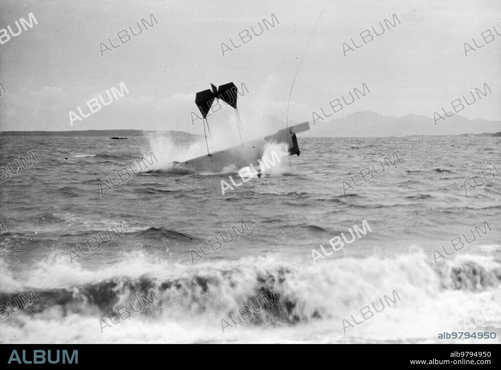 Febrero 1912. Una Caída en Hidro-Aeroplano. El aparato del aviador americano Robinson al caer al agua durante el vuelo que Intentó en Niza.