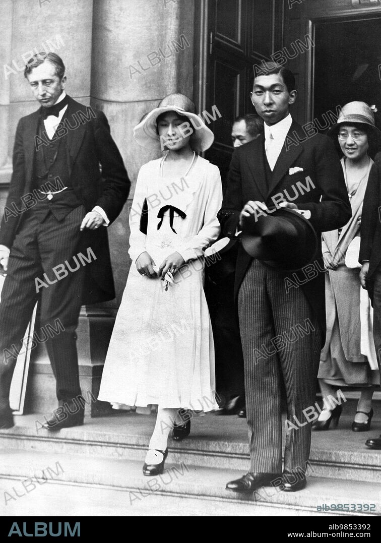 Princess Takamatsu Kikuko and Prince Nobuhito of Takamatsu leave the Victoria and Albert Museum during their stay in London. On the left, the director of the museum Eric McLagan. [automated translation].