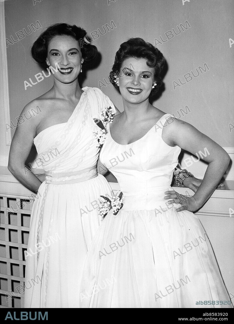 Orig. bildtext... NO NO NANETTE Vincent Youmans operett som på fredag har premiär på Oscarsteatern kostymrepeterades på onsdagskvällen. -Här ses Gaby Stenberg /Sussie Smith/ och Sonja Stiernquist /Nanette/. Orig. bildtext... Gaby Stenberg och Sonja Stjernquist i Oscars succéoperett No no Nanette. Anm. Skådespelare Liljekonvaljer Leenden persons: GABY STENBERG;SONJA STJERNQUIST sites: SVERIGE.