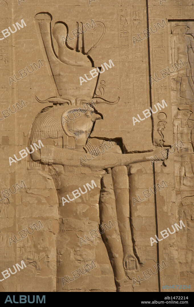 ARTE EGIPCIO. PILON del TEMPLO DE HORUS. Detalle del dios HORUS (cabeza de halcón) portando la doble corona. EDFU. Egipto. Norte de Africa.