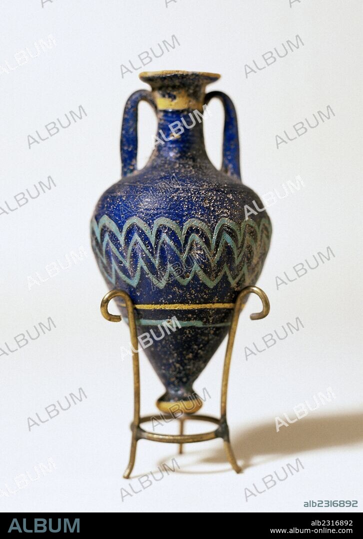 ARTE PUNICO GRIEGO. ESPAÑA. (Siglos VI-Iv a. C). "JARRITO-ANFORA" de vidrio azul oscuro con ornamentación azul claro y amarillo. Vidrio no soplado. Pieza procedente de Empúries (comarca de l'Alt Empordà, provincia de Girona, Cataluña). Museu Episcopal de Vic. Provincia de Barcelona. Comarca de Osona. Cataluña.