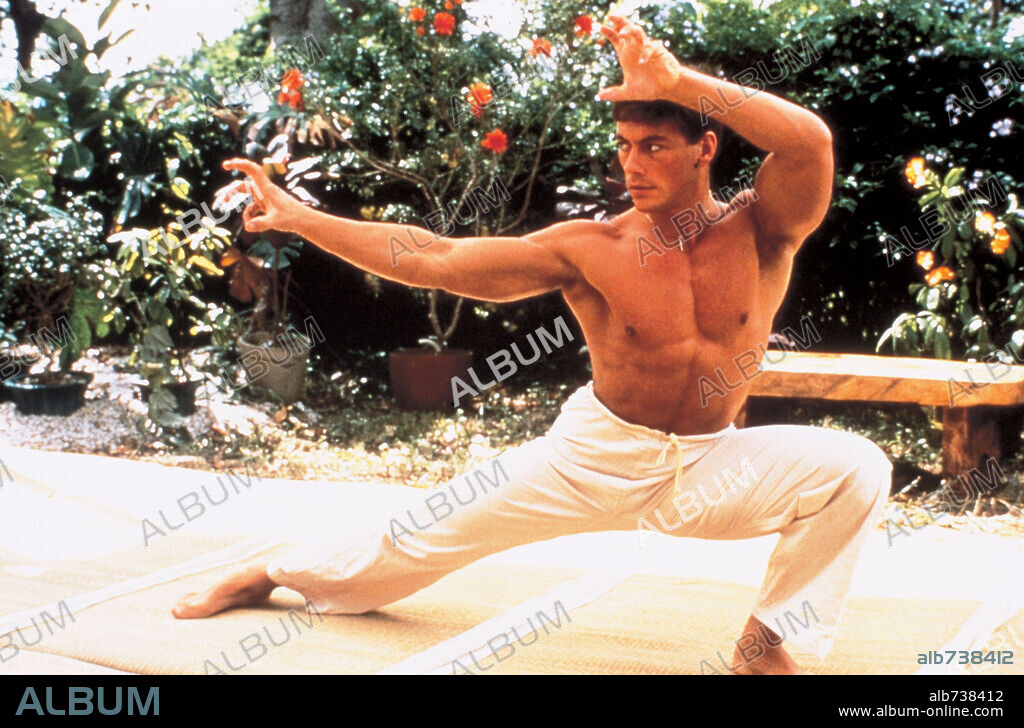 JEAN-CLAUDE VAN DAMME en CONTACTO SANGRIENTO, 1988 (BLOODSPORT), dirigida por NEWT ARNOLD. Copyright CANNON FILMS.