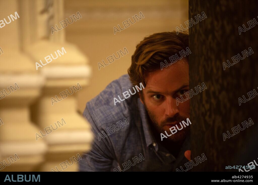 ARMIE HAMMER en HOTEL BOMBAY, 2018 (HOTEL MUMBAI), dirigida por ANTONY MARAS. Copyright SCREEN AUSTRALIA.