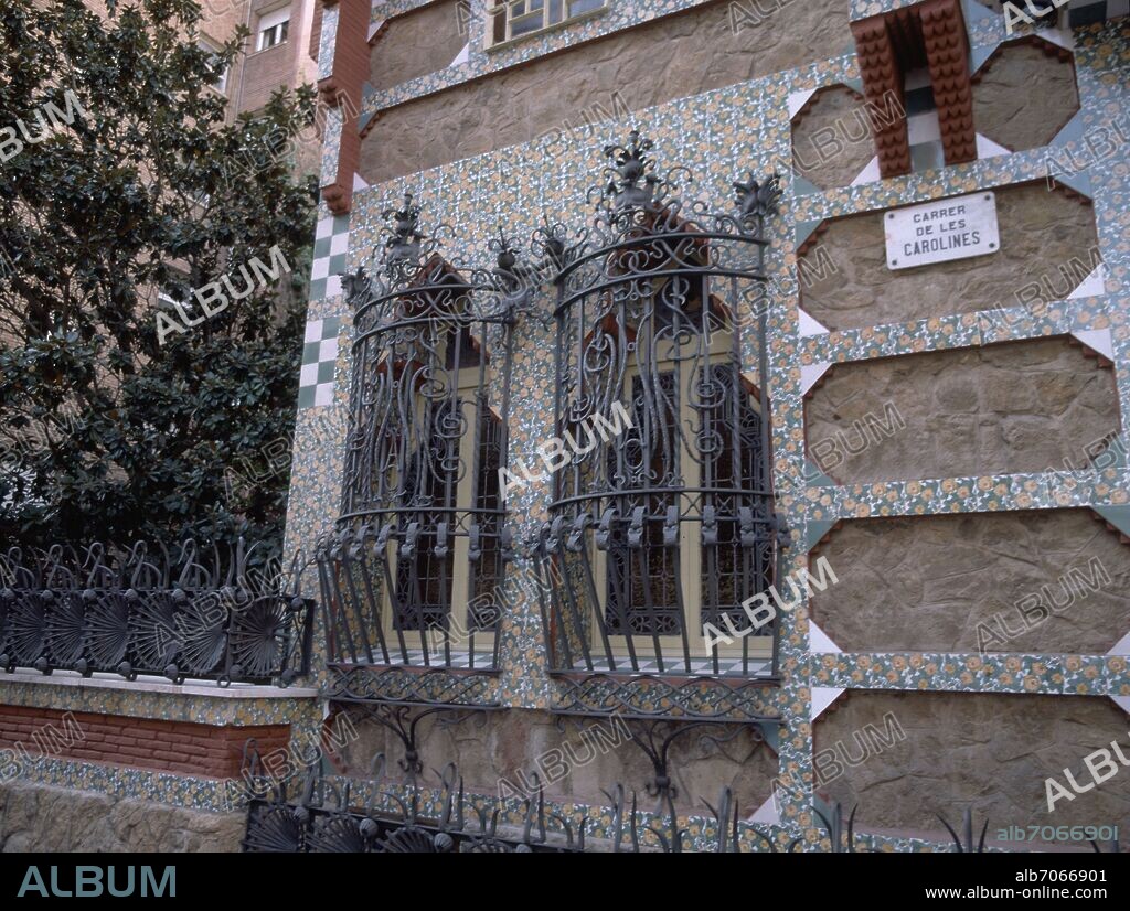 ANTONI GAUDÍ. VENTANAS DE LA FACHADA - 1883-88.