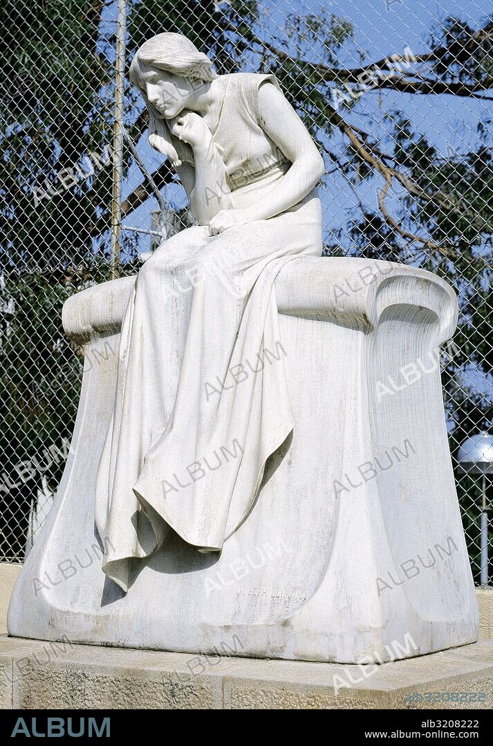 ARTE SIGLO XX. MODERNISMO. LLIMONA i BRUGUERA, Josep (Barcelona, 1864-Barcelona, 1934). Escultor español, máximo representante de la escultura modernista. "PANTEON MUNDET" (1901). Detalle de una escultura funeraria que representa a una mujer joven. Cementerio de Arenys de Mar. Comarca del Maresme. Provincia de Barcelona. Cataluña.