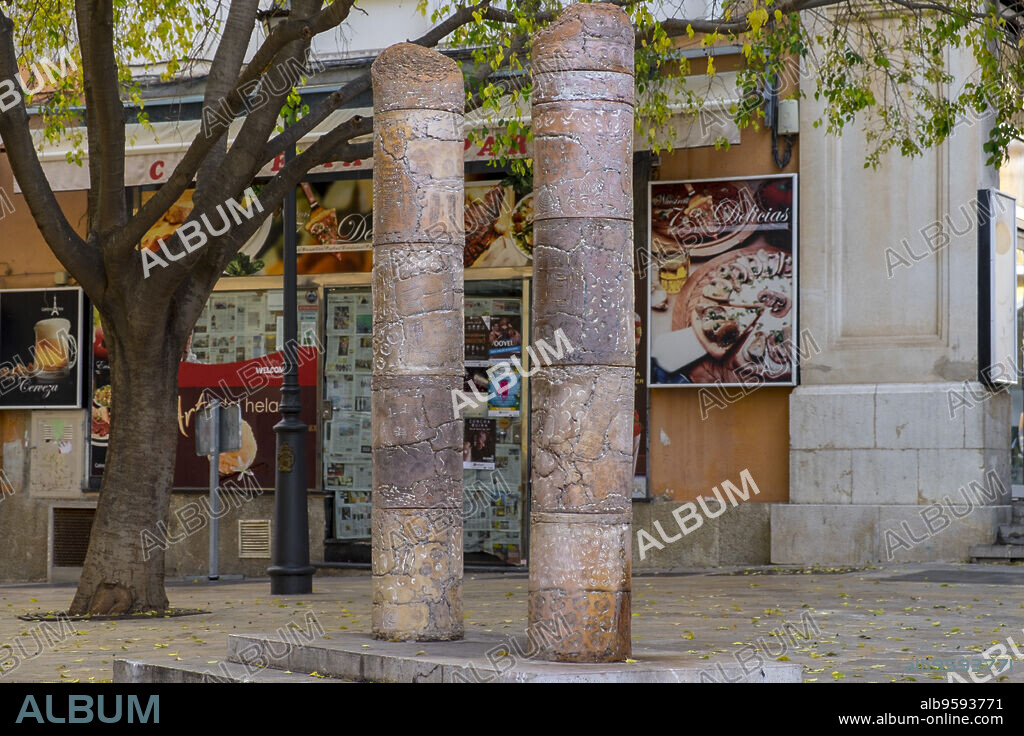 Urbs, Margalida Escalas, 1994, Gres refractario cocido a 1280 grados, con incrustaciones de porcelana blanca y esmaltes de cenizas. , Plaza Marqués del Palmer, Palma, Mallorca, balearic islands, Spain.