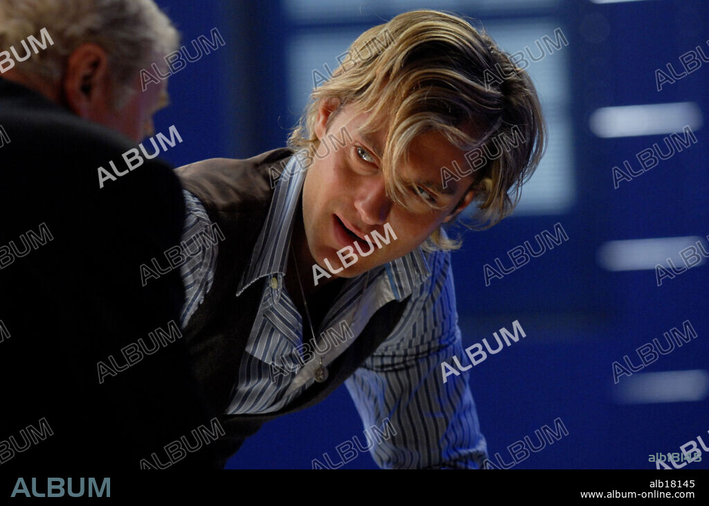 JUDE LAW en LA HUELLA, 2007 (SLEUTH), dirigida por KENNETH BRANAGH. Copyright CASTLE ROCK ENTERTAINMENT.