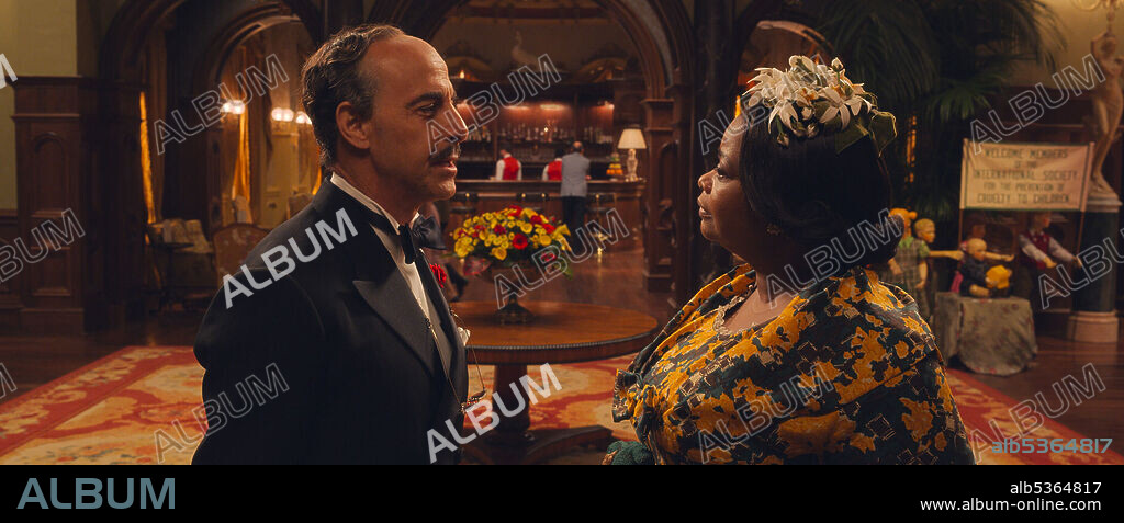 OCTAVIA SPENCER y STANLEY TUCCI en LAS BRUJAS DE ROALD DAHL, 2020 (THE WITCHES), dirigida por ROBERT ZEMECKIS. Copyright WARNER BROS PICTURES.