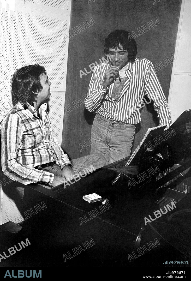 El cantautor catalán Joan Manuel Serrat y el compositor catalán, Ricard Miralles, en los estudios Emi. Noviembre de 1977.