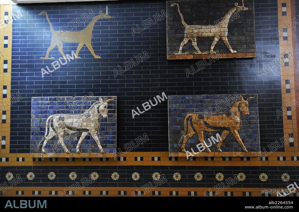 ARTE MESOPOTAMICO. NEOBABILONICO. PUERTA DE ISHTAR DE BABILONIA. (s. VI a. C.). Originalmente era una de las ocho puertas monumentales de la muralla interior de Babilonia. Fue construida en el año 575 a. C. durante el reinado de NABUCODONOSOR II (604-562 a. C.) con ladrillos de adobe de color azul. Reconstruida en 1930. Toros y dragones. Museo Arqueológico. Estambul. Turquía.
