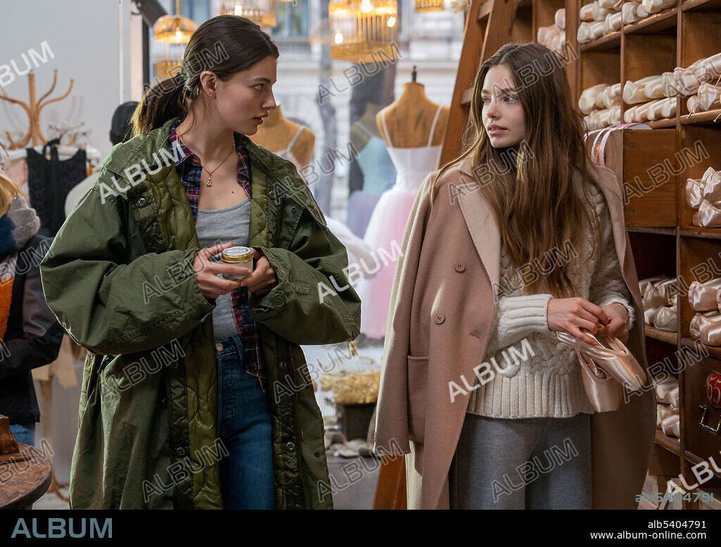 DIANA SILVERS and KRISTINE FROSETH in BIRDS OF PARADISE, 2021, directed by SARAH ADINA SMITH. Copyright AMAZON STUDIOS.