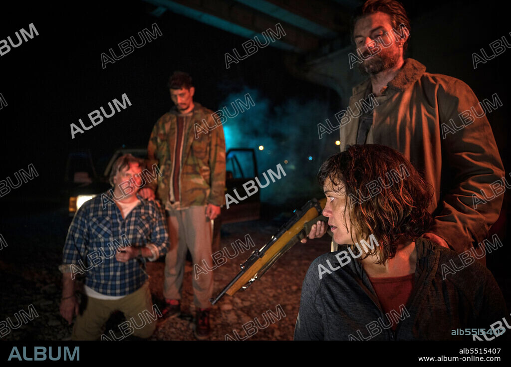 DANIEL GILLIES, ERIK THOMSON, MATTHIAS LUAFUTU y MIRIAMA MCDOWELL en ATRAPADOS EN LA OSCURIDAD, 2021 (COMING HOME IN THE DARK), dirigida por JAMES ASHCROFT. Copyright Light in the Dark Productions.