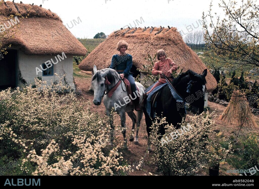 Brösarp 19760524 . Staffan Götestam som Jonatan och Lars Söderdahl som Skorpan vid inspelningen av filmen "Bröderna Lejonhjärta" vid Brösarps backar i Skåne. Foto: Torbjörn Andersson / XP / SCANPIX / Kod 4. ** AFTONBLADET OUT **.