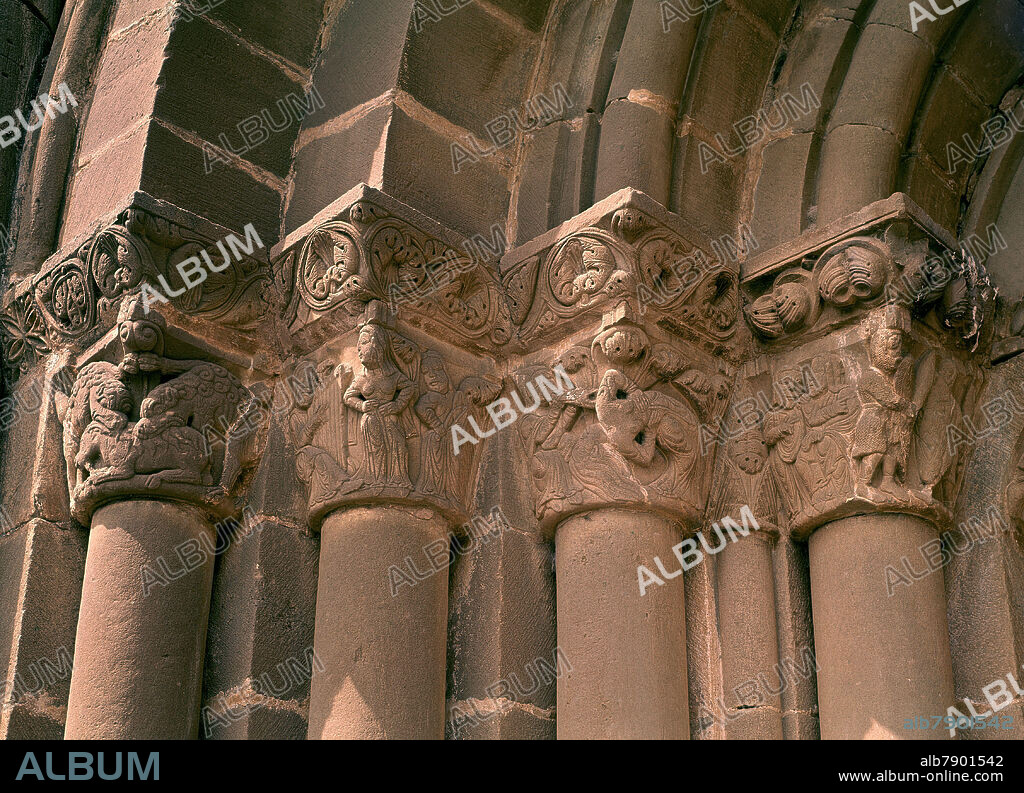 AUTOR LIBRE 01307. IGLESIA DE SANTIAGO DE AGÜERO-S XII/XIII- CAPITELES FIGURADOS-ESCENAS DE BAILE Y LUCHA DE CABALLEROS CRISTIANOS.