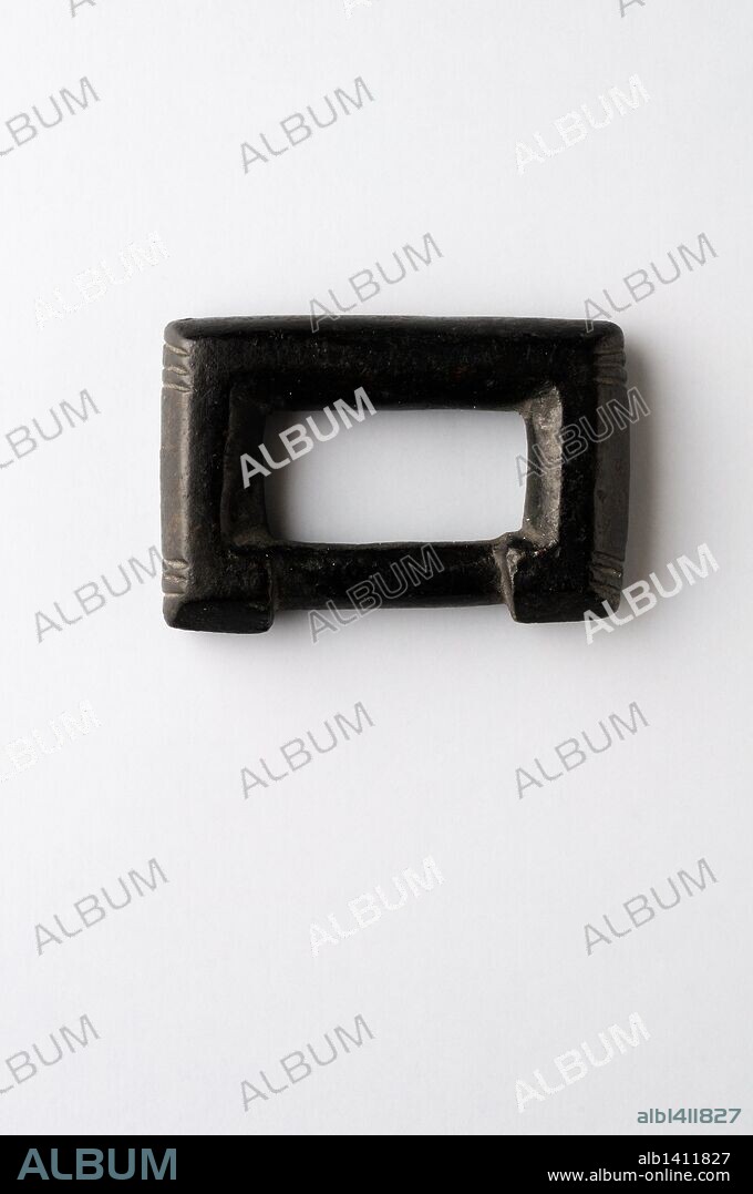 Hebilla de cinturón rectangular en bronce .Longitud 43 mm Ancho 28 mm Grosor 8mm ( Siglo VI-VII Dc ) - Epoca Visigoda , procedente de la " Necrópolis de Afligidos " - Yacimiento arqueológico de Complutum en Alcalá de Henares ( Madrid ). ESPAÑA .