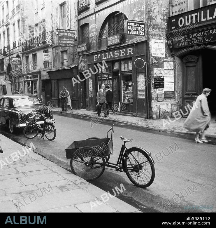 Paris (France), Rue du Temple. Street scene. Photo, undated (c. 1960?). From a series: "Paris, rues et passages, 3e Arrondissement".
