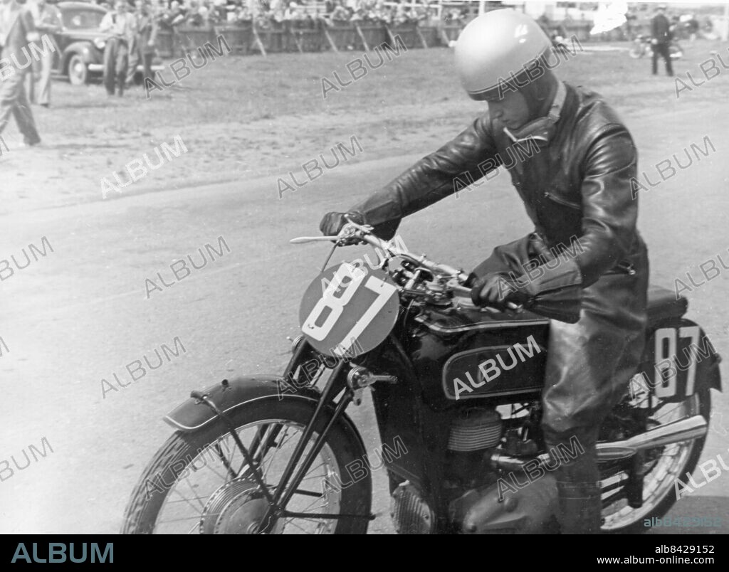 SAXTORP 1939.. Utan bildtext. Not. G.P. i Saxtorp 39. Curt Ginman, Finland (D.K.W.-klass A) Anm. Siffror Nummer CD434 sites: FINLAND*;SAXTORP;SVERIGE.