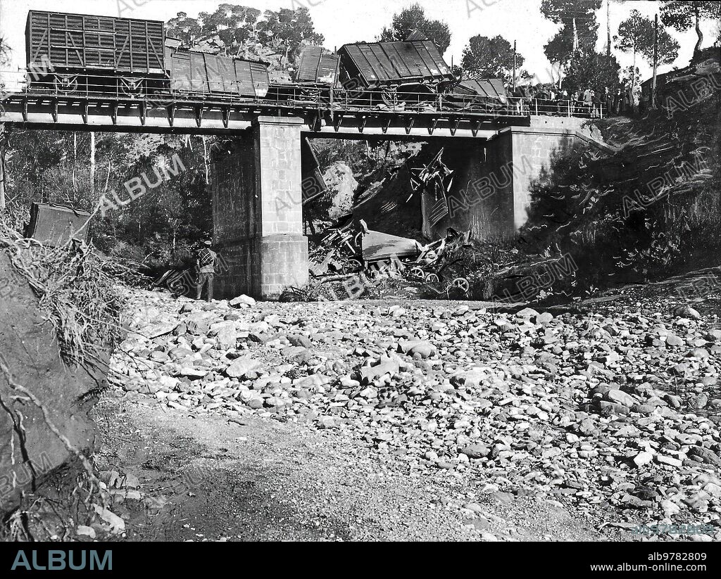 18 diciembre 1906. Tren Descarrilado en el puente de la Noguera, entre Rajadel y Manresa - foto Amat.