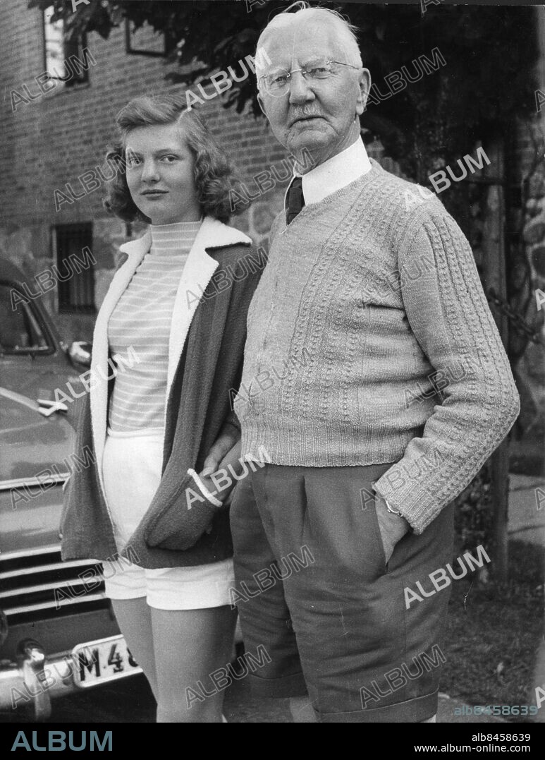Båstad 1956-08-07. Hjalmar Schacht, tysk politiker och finansexpert, tillsammans med sin dotter Cordula i Båstad. Foto Ture Hellström / Sydsvenskan / SCANPIX. **OUT Kvällsposten, Skånska Dagbladet, Metro Skåne**. ***BETALBILD***.