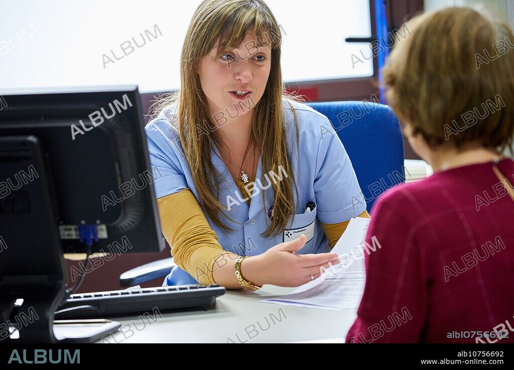 Nurse passing consultation with a patient, Antiguo Health Center, Donostia, San Sebastian, Gipuzkoa, Basque Country, SpainConsulta enfermería, Ambulatorio Antiguo, Centro de Salud, Osakidetza, Donostia, San Sebastian, Gipuzkoa, Basque Country.