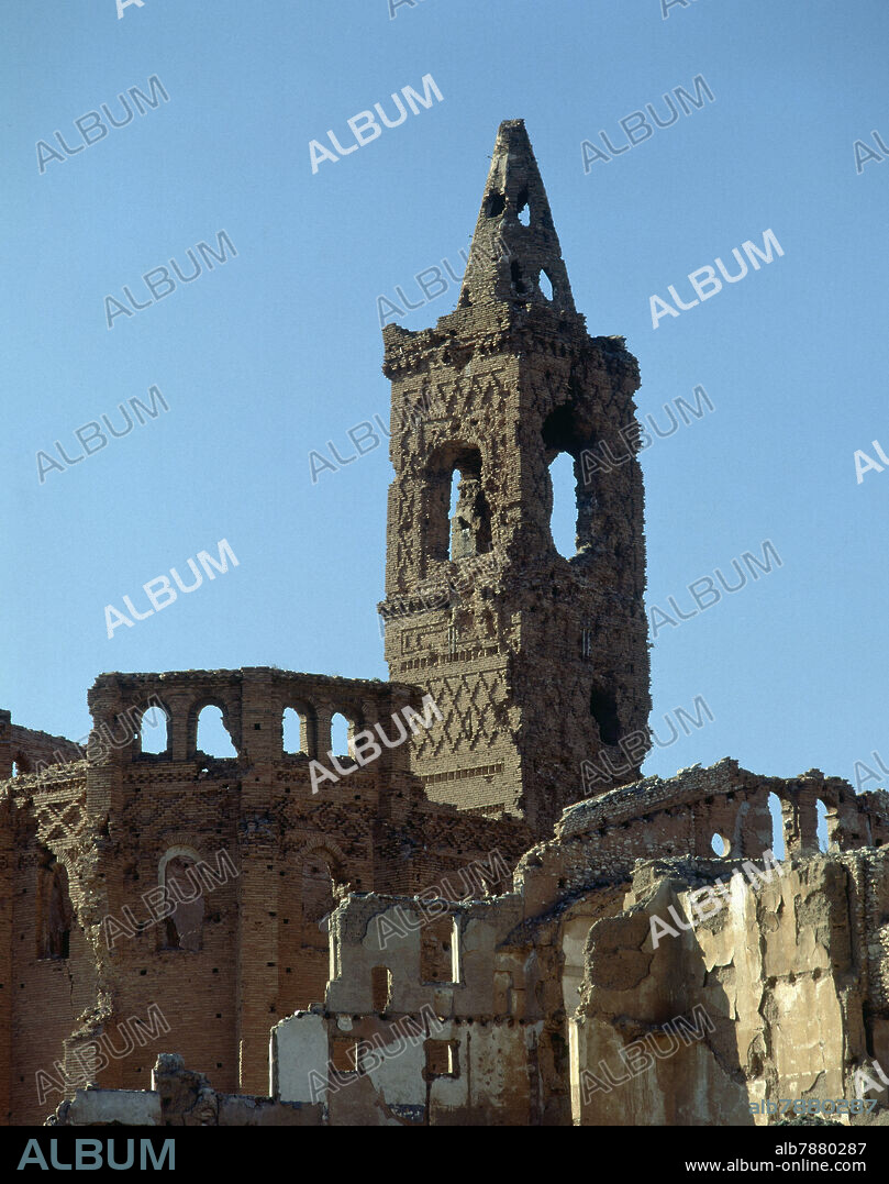 TORRE MOZARABE DE LA IGLESIA DE SAN MARTIN EN RUINAS TRAS LOS BOMBARDEOS DE LA GUERRA CIVIL - FOTO AÑOS 90.