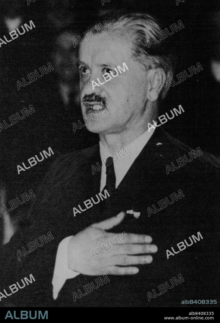 Hungary's First President Takes Oath - With his Hand across his heart Prime Minister Zoltan Tildy is seen as he solemnly takes the cat as the Hungarian republic's first president Before the crowded parliament house in Budapest on February 1. February 2, 1946. (Photo by Associated Press Photo).