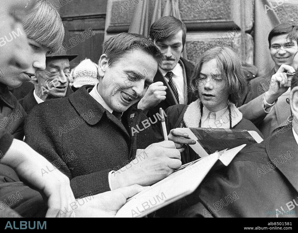 Stockholm 1970-05-01. Olof Palme, första maj. Att man ska hålla tungan rätt i munnen har vår världsberömde statsminister lärt sig vid det här laget. Här ritar han autografer för brinnande livet under den jäktiga förstamajdagen.. Foto: Jacob Forsell / Expressen / TT / Kod: . ** AFTONBLADET OUT **.