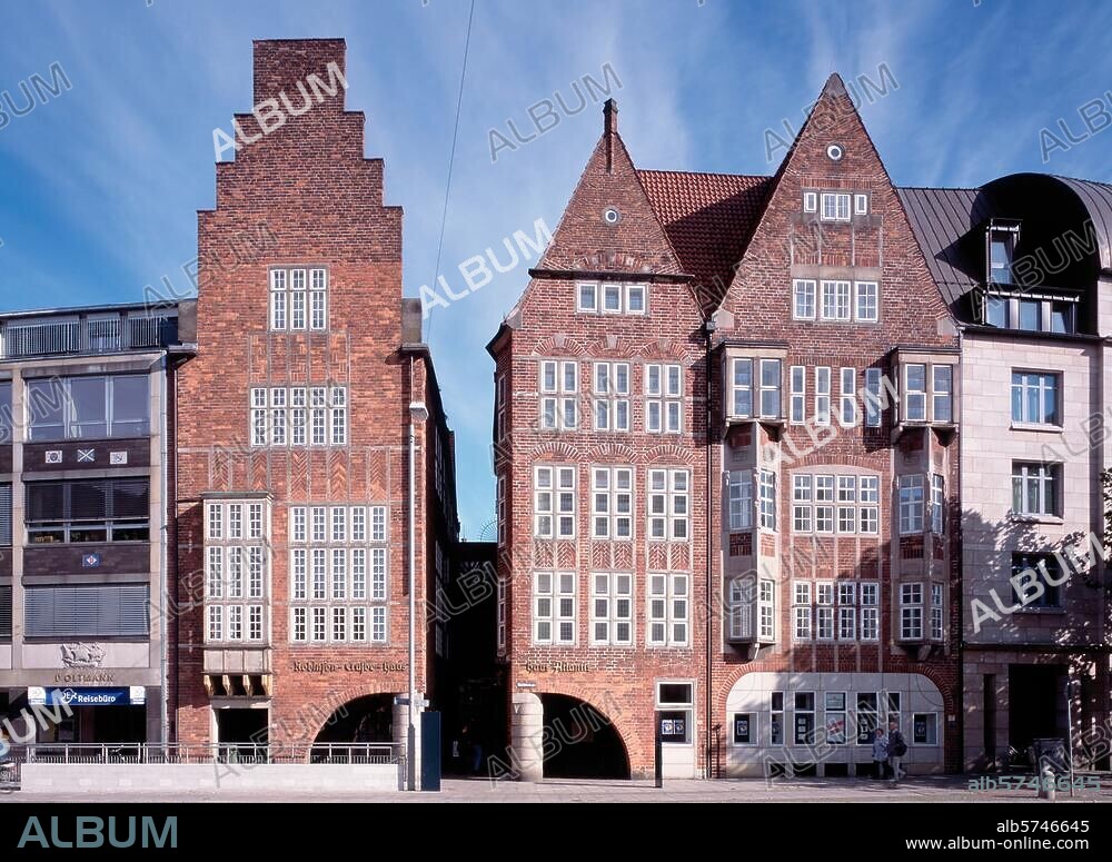 Bremen, Robinson-Crusoe-Haus und Haus Atlantis / Südlicher Eingang der Böttcherstrasse Aufnahmeformat / Filmsize: 6 × 7 cm.